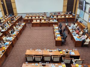 Adzan Maghrib Diganti Running Text Saat Misa Paus Dibahas DPR