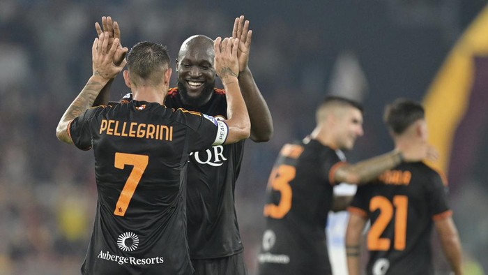 Romas Lorenzo Pellegrini, left, celebrates with Romelu Lukaku, during the Serie A soccer match between Roma and Frosinone, at the Rome Olympic stadium Sunday, Oct. 1, 2023. (Alfredo Falcone/LaPresse via AP)