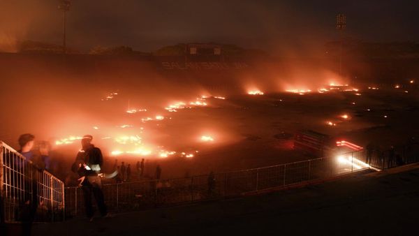 Rumput Stadion Kanjuruhan Terbakar Saat Malam Peringatan 1 Tahun Tragedi