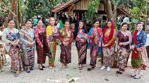 Berbatik Kembang Pesisir, Sapawastra Peringati Hari Batik Nasional