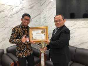 Sarmuji Raih Penghargaan Legislator Peduli Lapangan Kerja dan BUMN