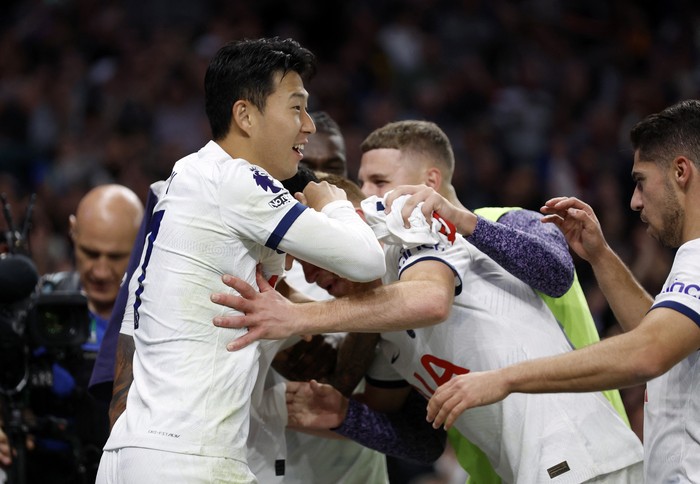 Soccer Football - Premier League - Tottenham Hotspur v Liverpool - Tottenham Hotspur Stadium, London, Britain - September 30, 2023 Tottenham Hotspurs Son Heung-min and Manor Solomon celebrate their second goal an own goal scored by Liverpools Joel Matip Action Images via Reuters/Peter Cziborra NO USE WITH UNAUTHORIZED AUDIO, VIDEO, DATA, FIXTURE LISTS, CLUB/LEAGUE LOGOS OR LIVE SERVICES. ONLINE IN-MATCH USE LIMITED TO 45 IMAGES, NO VIDEO EMULATION. NO USE IN BETTING, GAMES OR SINGLE CLUB/LEAGUE/PLAYER PUBLICATIONS.