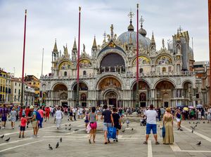 Saltum Saat Masuk Katedral, Turis Tutup Baju Seksi dengan Ini