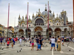 Saltum Saat Masuk Katedral, Turis Tutup Baju Seksi dengan Ini