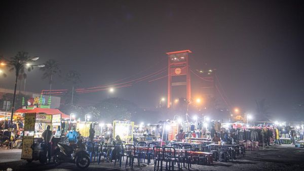 Suasana Malam Kota Palembang Dihantui Kabut Asap