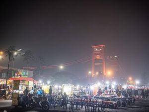 Suasana Malam Kota Palembang Dihantui Kabut Asap