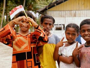 Kisah Anak Mapia, Berani Tinggalkan Kampung Halaman Demi Pendidikan Kisah Anak Mapia, Berani Tinggalkan Kampung Halaman Demi Pendidikan