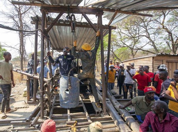 Tambang Emas di Zimbabwe Ambruk, Belasan Orang Tewas