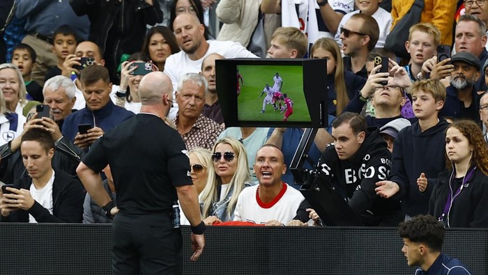 Soccer Football - Premier League - Tottenham Hotspur v Liverpool - Tottenham Hotspur Stadium, London, Britain - September 30, 2023 Referee Simon Hooper looks at the VAR monitor before giving Liverpools Curtis Jones a red card Action Images via Reuters/Peter Cziborra NO USE WITH UNAUTHORIZED AUDIO, VIDEO, DATA, FIXTURE LISTS, CLUB/LEAGUE LOGOS OR LIVE SERVICES. ONLINE IN-MATCH USE LIMITED TO 45 IMAGES, NO VIDEO EMULATION. NO USE IN BETTING, GAMES OR SINGLE CLUB/LEAGUE/PLAYER PUBLICATIONS.