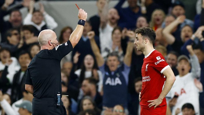 Soccer Football - Premier League - Tottenham Hotspur v Liverpool - Tottenham Hotspur Stadium, London, Britain - September 30, 2023 Liverpools Diogo Jota is shown a red card by referee Simon Hooper Action Images via Reuters/Peter Cziborra NO USE WITH UNAUTHORIZED AUDIO, VIDEO, DATA, FIXTURE LISTS, CLUB/LEAGUE LOGOS OR LIVE SERVICES. ONLINE IN-MATCH USE LIMITED TO 45 IMAGES, NO VIDEO EMULATION. NO USE IN BETTING, GAMES OR SINGLE CLUB/LEAGUE/PLAYER PUBLICATIONS.