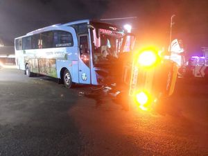 Truk Ditabrak Bus Hingga Terguling Saat Putar Balik di Simpang Blok O