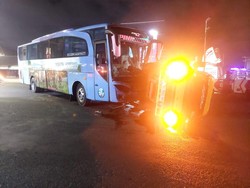 Truk Ditabrak Bus Hingga Terguling Saat Putar Balik di Simpang Blok O
