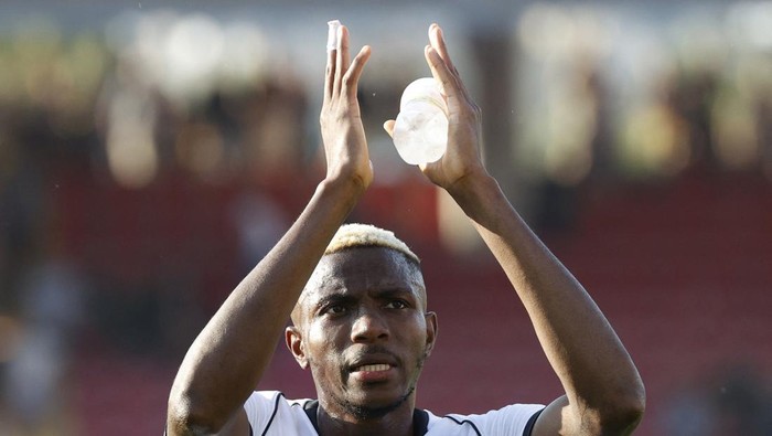 Soccer Football - Serie A - Lecce v Napoli - Stadio Via del mare, Lecce, Italy - September 30, 2023 Napolis Victor Osimhen celebrates after the match REUTERS/Ciro De Luca