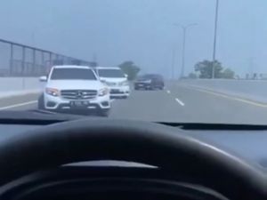 Duh! Mercy-Vellfire Malah Putar Balik di Tol Gegara Kelewatan Duh! Mercy-Vellfire Malah Putar Balik di Tol Gegara Kelewatan