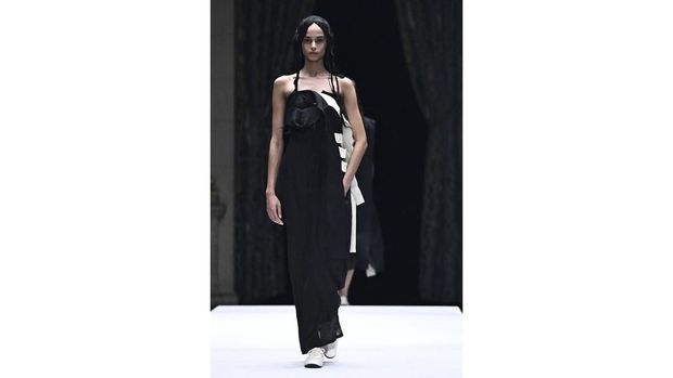 Russian model Irina Shayk presents a creation for the Japanese Fashion House Yohji Yamamoto during the Paris Fashion Week Womenswear Spring/Summer 2024 in Paris on September 29, 2023. (Photo by JULIEN DE ROSA / AFP)