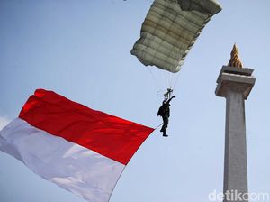 Aksi Meliuk-liuk Penerjun TNI saat Gladi Bersih di Monas