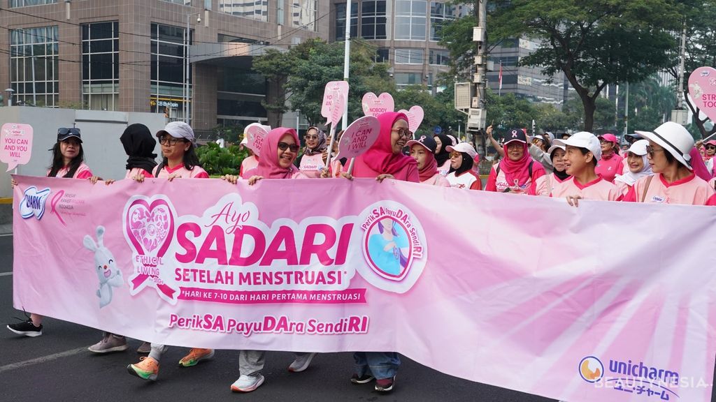 Charm dan YKPI Adakan Ayo SADARI Setelah Menstruasi Fun Walk dengan 100 Survivor Kanker Payudara