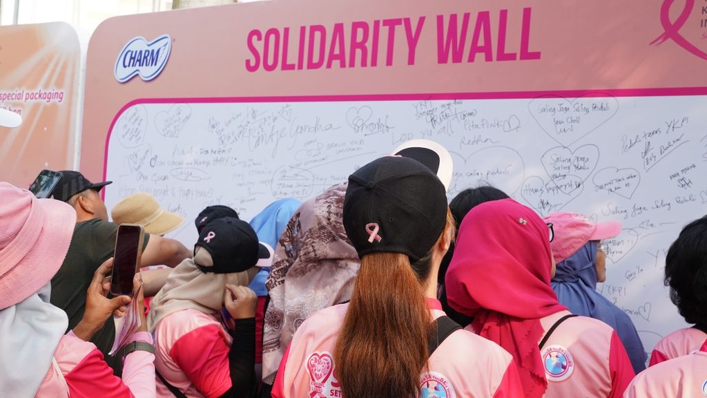 Charm dan YKPI Adakan Ayo SADARI Setelah Menstruasi Fun Walk dengan 100 Survivor Kanker Payudara