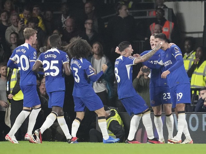 Chelseas Armando Broja, right, celebrates after scoring his sides second goal during the English Premier League soccer match between Fulham and Chelsea at Craven Cottage in London, Monday, Oct. 2, 2023. (AP Photo/Kin Cheung)