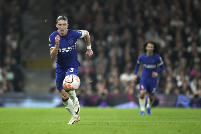 Chelseas Conor Gallagher during the English Premier League soccer match between Fulham and Chelsea at Craven Cottage in London, Monday, Oct. 2, 2023. (AP Photo/Kin Cheung)