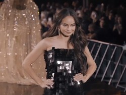 Hesti Purwadinata Terharu Enzy Storia Catwalk Bareng Kendall Jenner