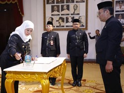 Pesan Khofifah Saat Lantik 184 Kepala Sekolah SMA/SMK/SLB se Jatim