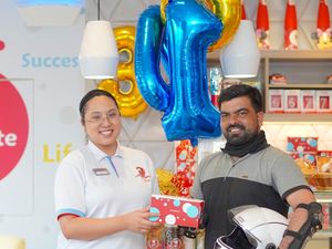 So Sweet! Toko Kue Ini Bagikan Kue Gratis Untuk Ojol yang Ulang Tahun