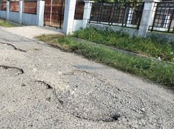 Pengendara Keluhkan Jalan Karya Bakti Medan yang Berlubang