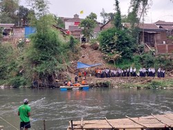 Warga Nekat Naik Perahu Getek Saat Jembatan Mergosono Ditutup Meski Bahaya