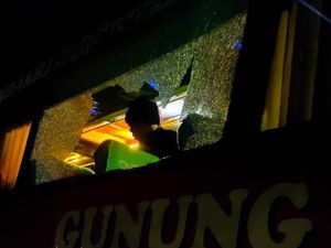Ketika ABG Lempar Bus Gunung Harta Setelah Terinspirasi Konten TikTok Ketika ABG Lempar Bus Gunung Harta Setelah Terinspirasi Konten TikTok