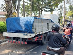 Pemotor di Malang Tewas Ditabrak Truk Usai Hindari Etalase Jatuh