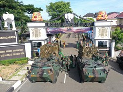 Purna Tugas, Irjen Haydar Diantar TNI ke Polda Pakai Panser Anoa