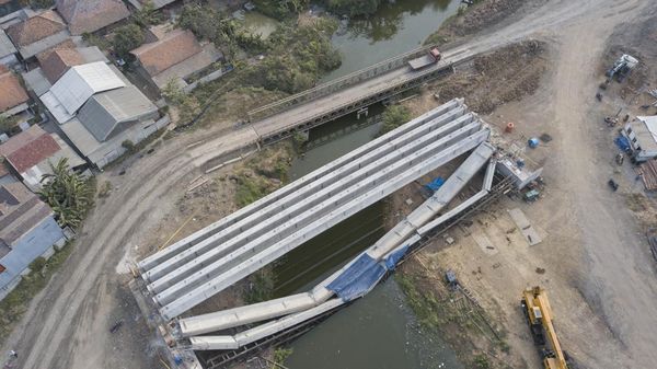 Konstruksi Jembatan Penghubung Kawasan Industri Jababeka Roboh