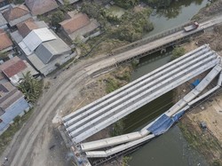 Konstruksi Jembatan Penghubung ke Jababeka Bekasi Roboh, 2 Pekerja Luka