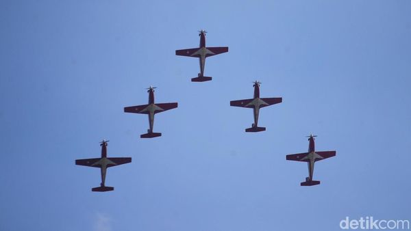 Manuver Jet Tempur dan Helikopter Ramaikan Gladi Bersih HUT TNI