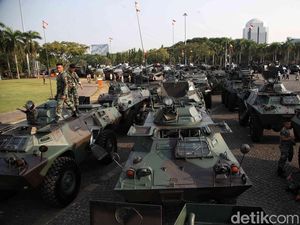 TNI Gelar Parade Alutsista-Bagikan Sembako di Bundaran HI Saat HUT Ke-78