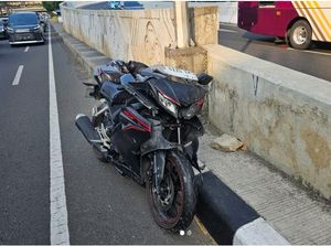 Motor Seruduk Mobil di Jalan Sudirman Jaksel Pagi Ini