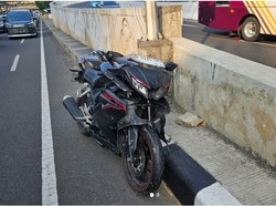 Motor Seruduk Mobil di Jalan Sudirman Jaksel Pagi Ini