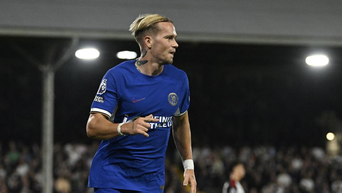 Winger Chelsea Mykhailo Mudryk diancam kompatriot sekaligus bek Arsenal, Oleksandr Zinchenko, jelang Derby London di Stamford Bridge. (Foto: REUTERS/TONY OBRIEN)