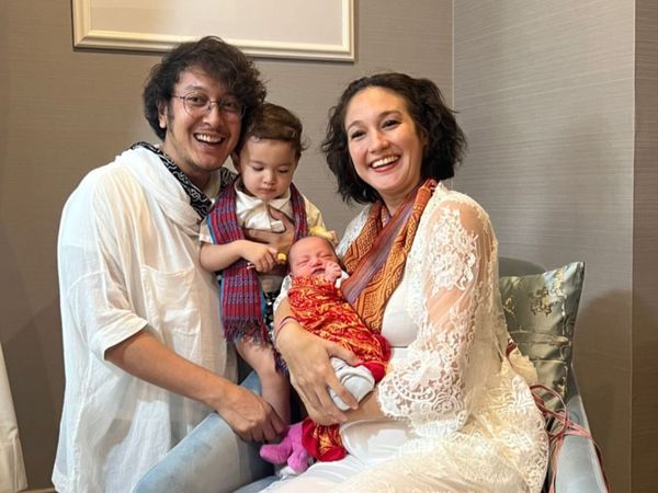 8 Momen Persalinan Anak ke-2 Nadine Chandrawinata, Paras Bayinya Curi Atensi
