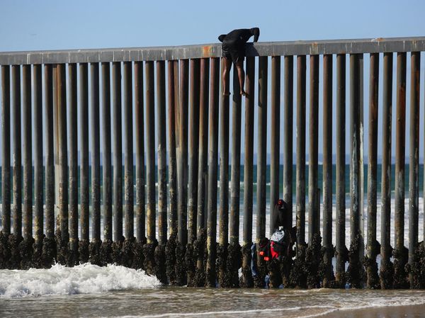 Nekat! Migran Panjat Pagar Perbatasan Meksiko-AS