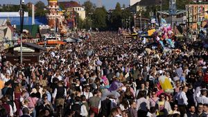 Orang-orang Tumpah Ruah di Festival Bir Terbesar Dunia