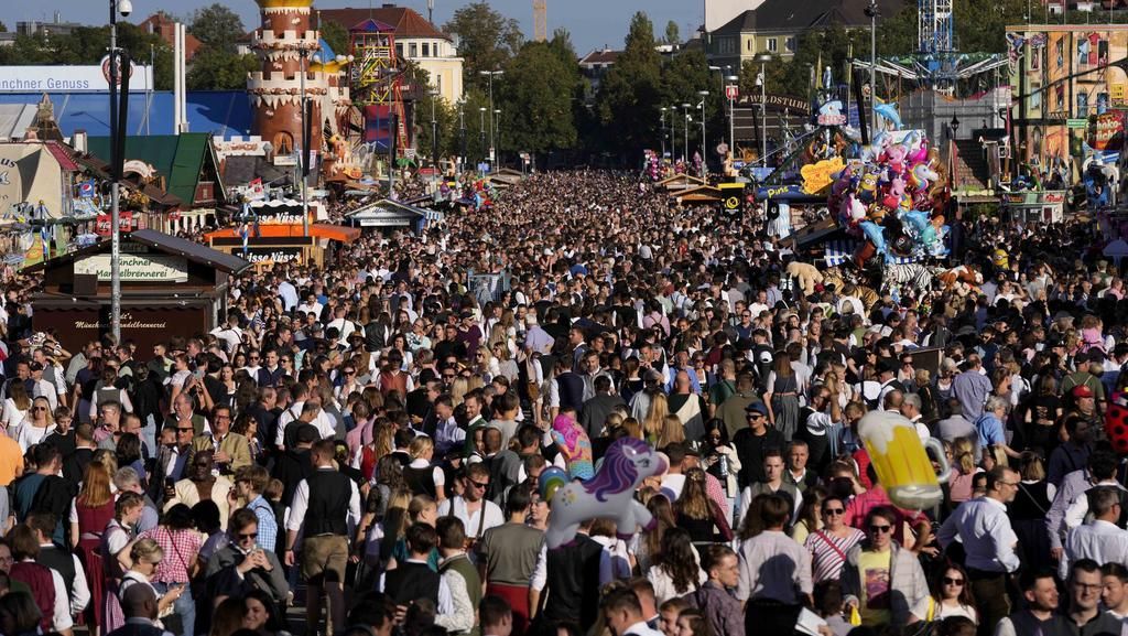 Orang-orang Tumpah Ruah di Festival Bir Terbesar Dunia Orang-orang Tumpah Ruah di Festival Bir Terbesar Dunia