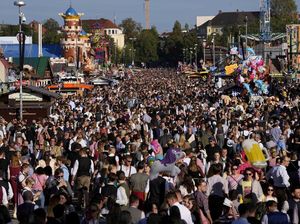 Orang-orang Tumpah Ruah di Festival Bir Terbesar Dunia Orang-orang Tumpah Ruah di Festival Bir Terbesar Dunia