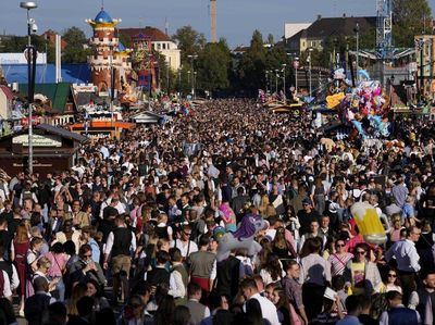 Orang-orang Tumpah Ruah di Festival Bir Terbesar Dunia