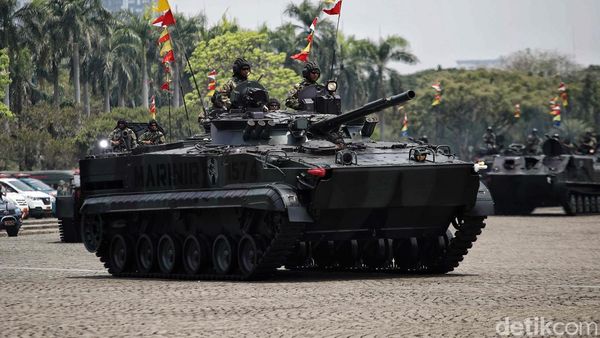 Potret Parade Alutsista dan Defile Pasukan di Gladi Bersih HUT TNI