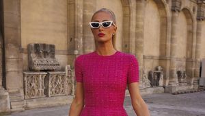 Foto: Paris Hilton Pakai Gaun Pink di Show Valentino, Barbie di Dunia Nyata