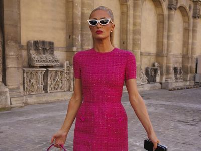 Foto: Paris Hilton Pakai Gaun Pink di Show Valentino, Barbie di Dunia Nyata