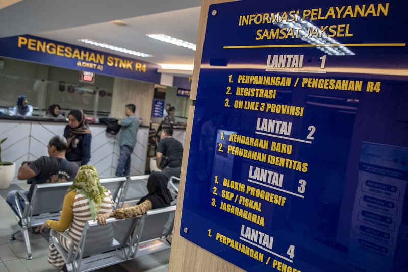 Warga mengelola dokumen di Sistem Administrasi Manunggal Satu Atap (Samsat) Jakarta Selatan, Selasa (3/10/2023). Pemprov DKI Jakarta memperbesar  jumlah hari layanan di lima kantor Samsat Induk sampai hari Sabtu mulai bulan Oktober 2023.