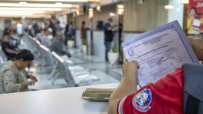 Pemprov DKI Jakarta Tambah Layanan Samsat Hingga Sabtu Warga mengorganisir dokumen di Sistem Administrasi Manunggal Satu Atap (Samsat) Jakarta Selatan, Selasa (3/10/2023). Pemprov DKI Jakarta memperbesar jumlah hari layanan di lima kantor Samsat Induk sampai hari Sabtu mulai bulan Oktober 2023.